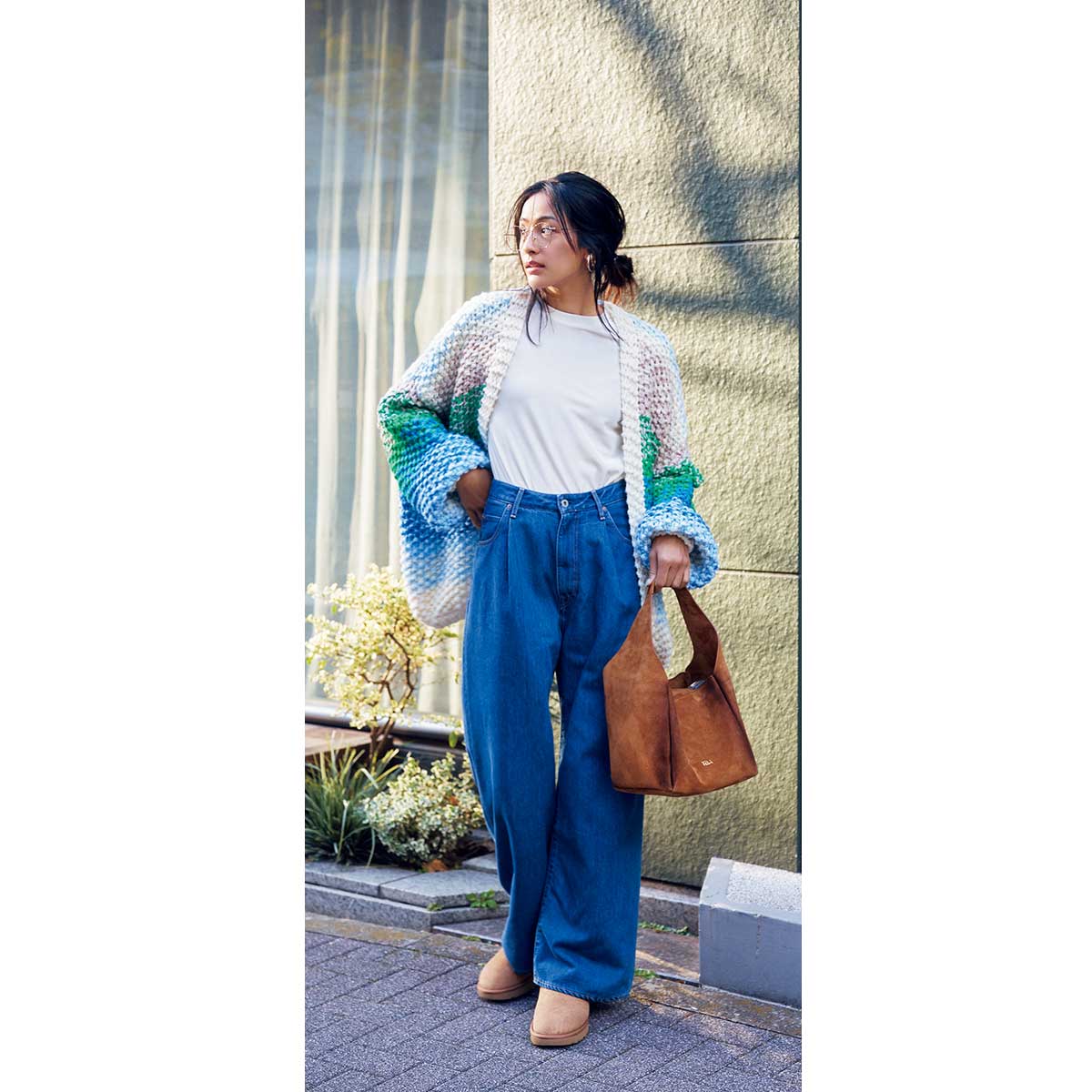 ゆるデニムに配色ニットを合わせたお出かけコーデ