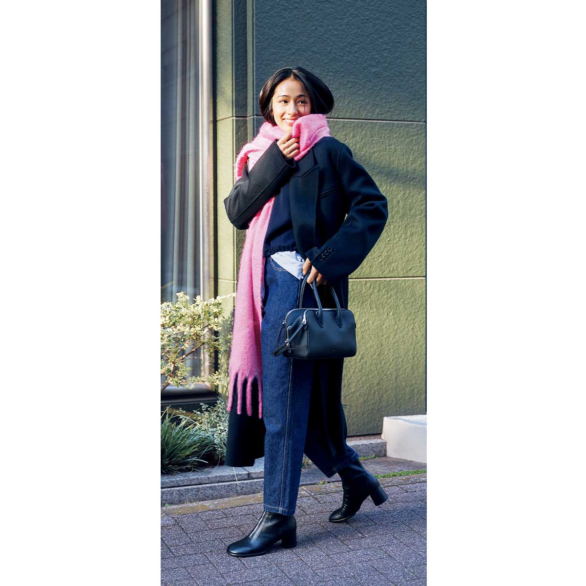 美シルエットのデニムとネイビーのコートのキレイめコーデにはピンクのマフラーがオシャレさをプラス
