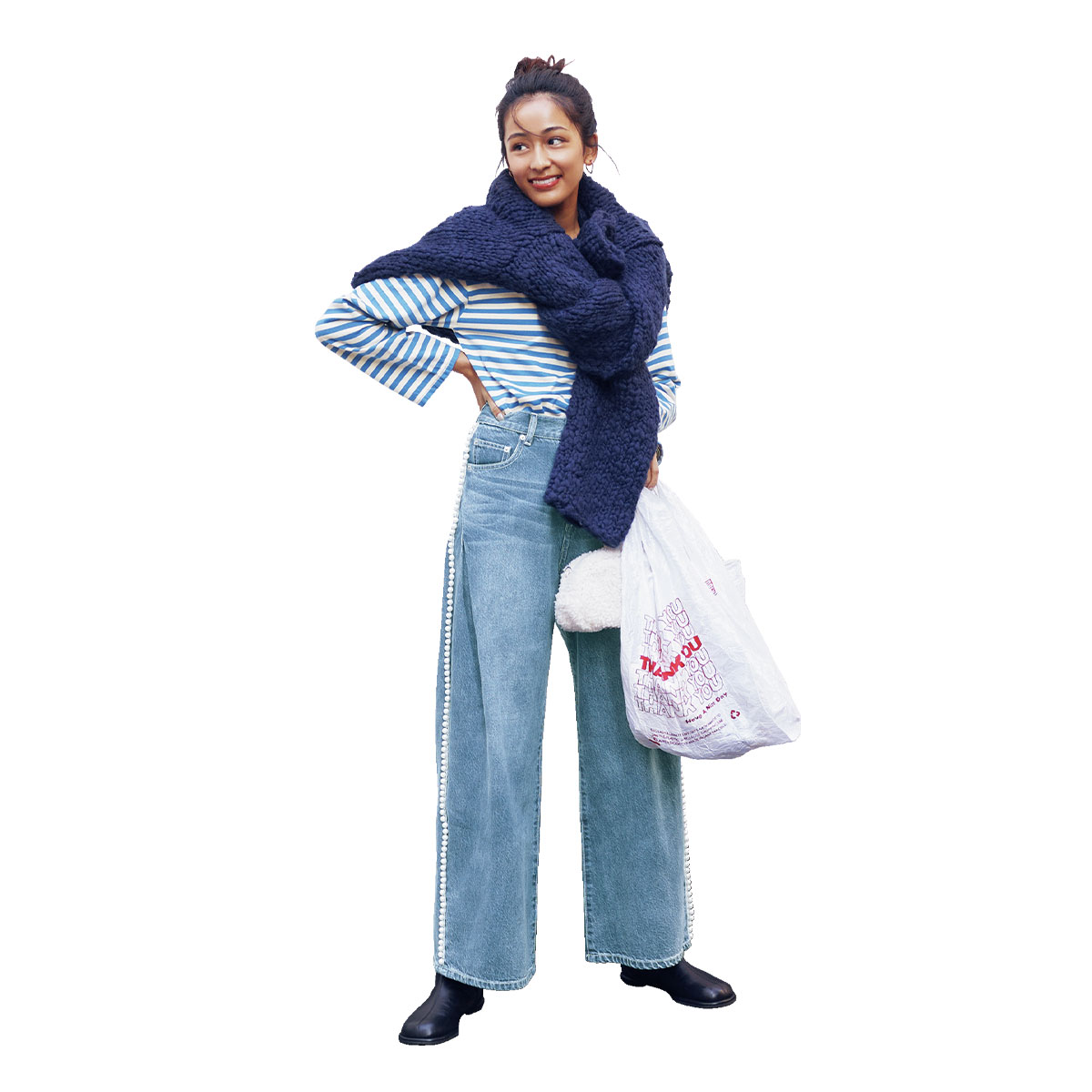 パール付きデニムで華やか見えするカジュアルコーデ