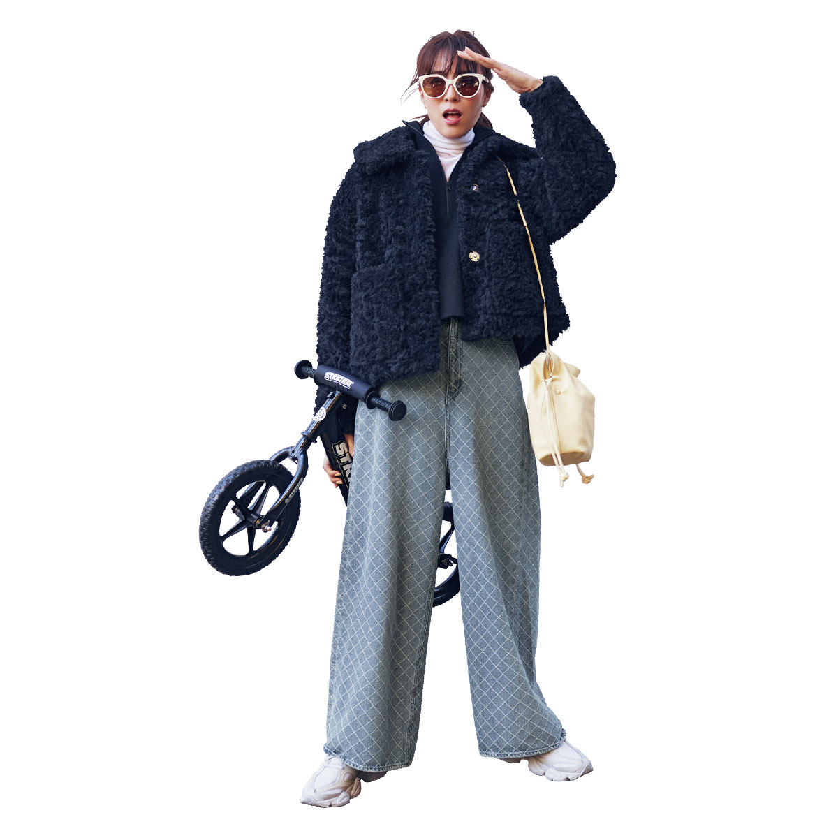 シンプルなトップスでも華やか見えするダイヤ柄デニムで公園コーデ