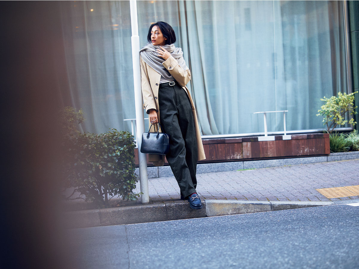 スラックスのように穿ける黒デニムで通勤コーデ