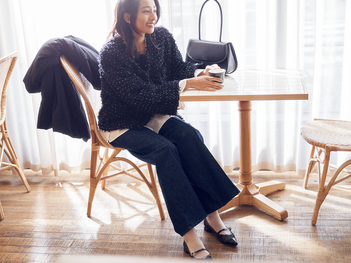 ピンタック入りのキレイめデニムでネイビーコーデを更新