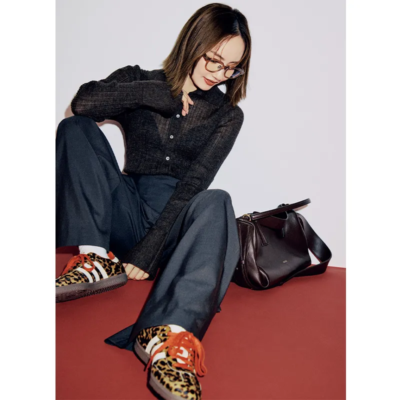 冬こそ【差し色スニーカー】が効く！ワントーンにヒョウ柄がオシャレ