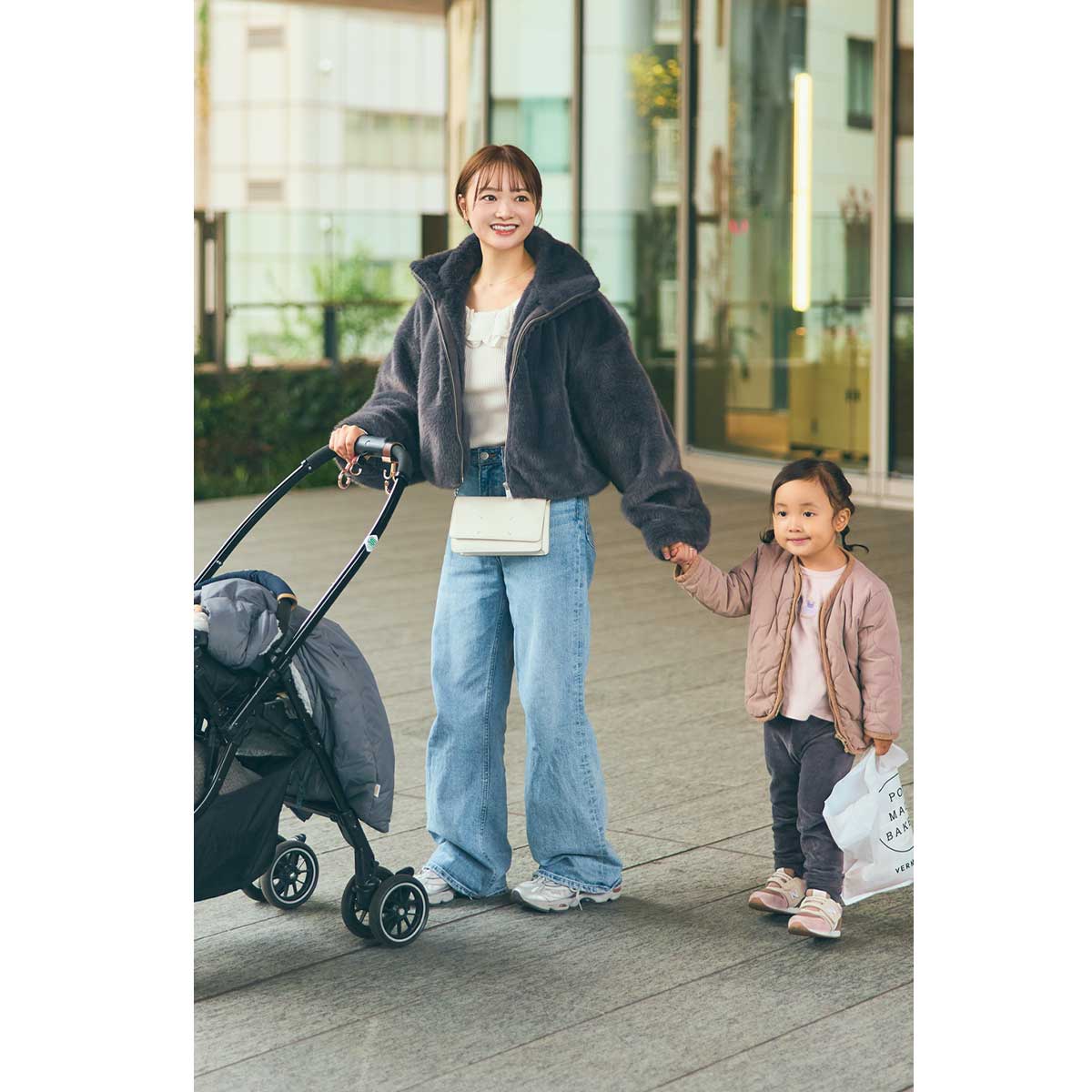 デニムコーデはリッチなファーコートでオシャレを格上げ