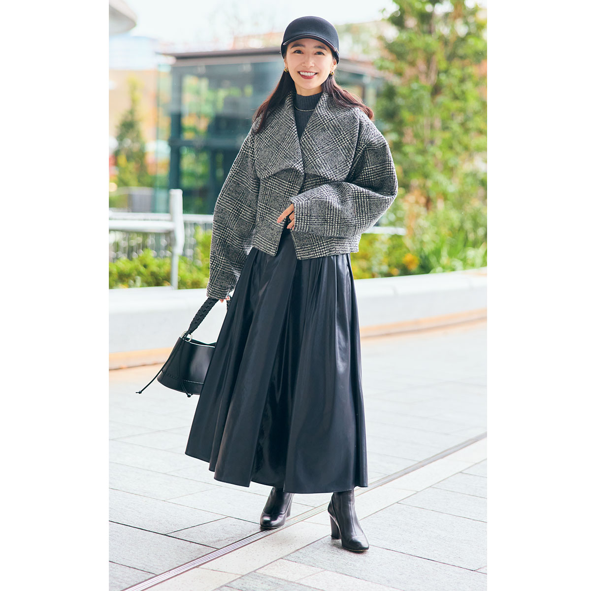 黒コーデもツイードアウターとレザーのフレアスカートで華やか見え