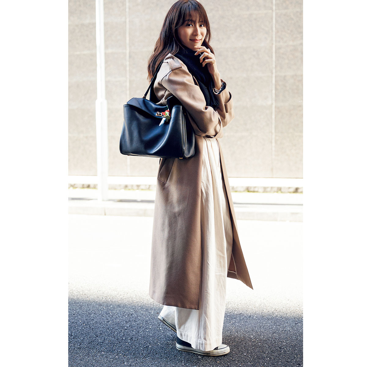 トレンチコートとスニーカーコーデにバレンシアガのロデオを持った笹川友里さん