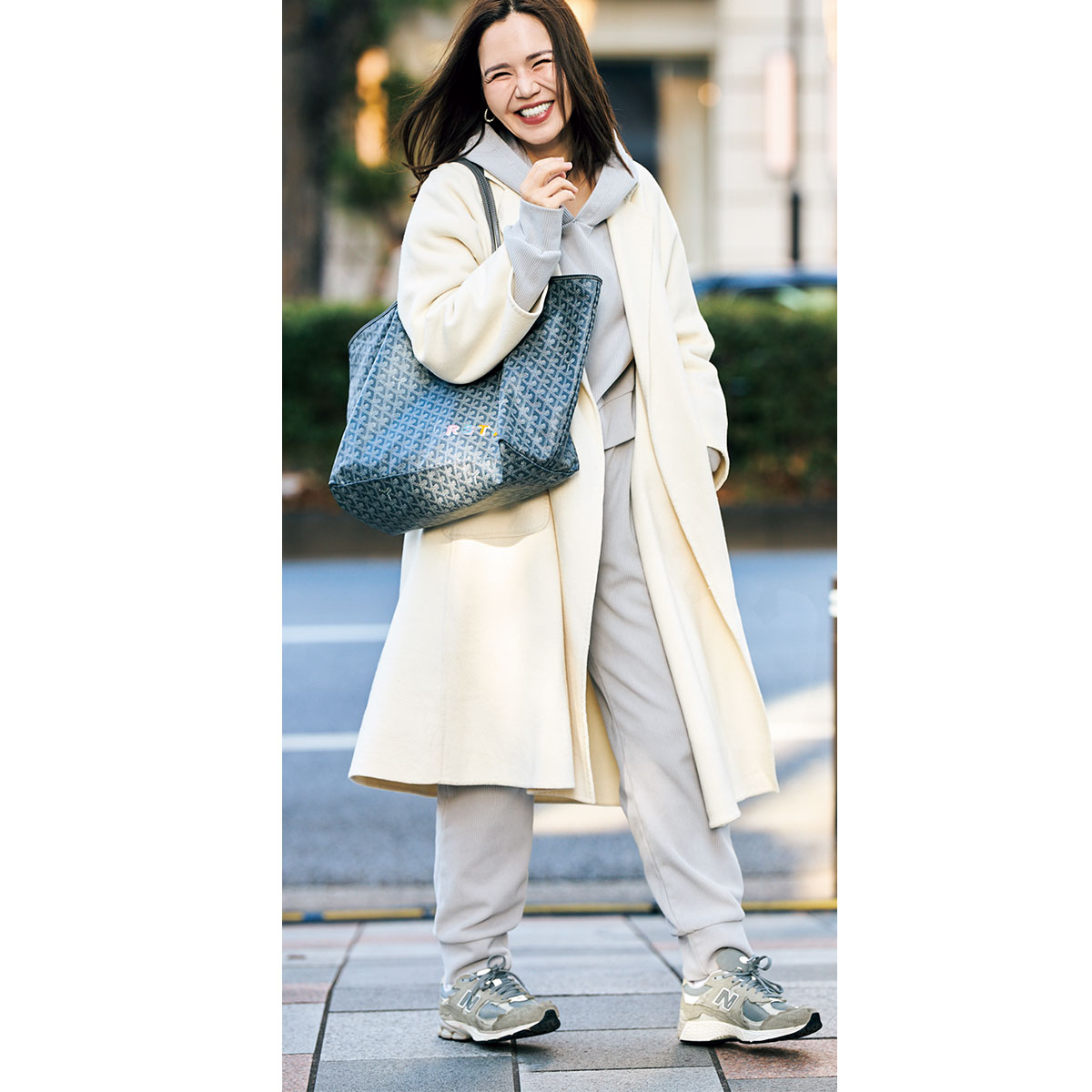 カジュアルなスウェットコーデにゴヤールのトートを持った読者ママ