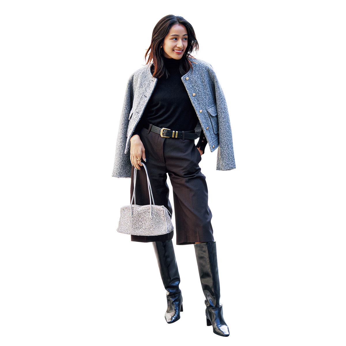 ブラックコーデにグレーのジャケットとアンテプリマの横長ワイヤーバッグを合わせた木佐貫まやさん