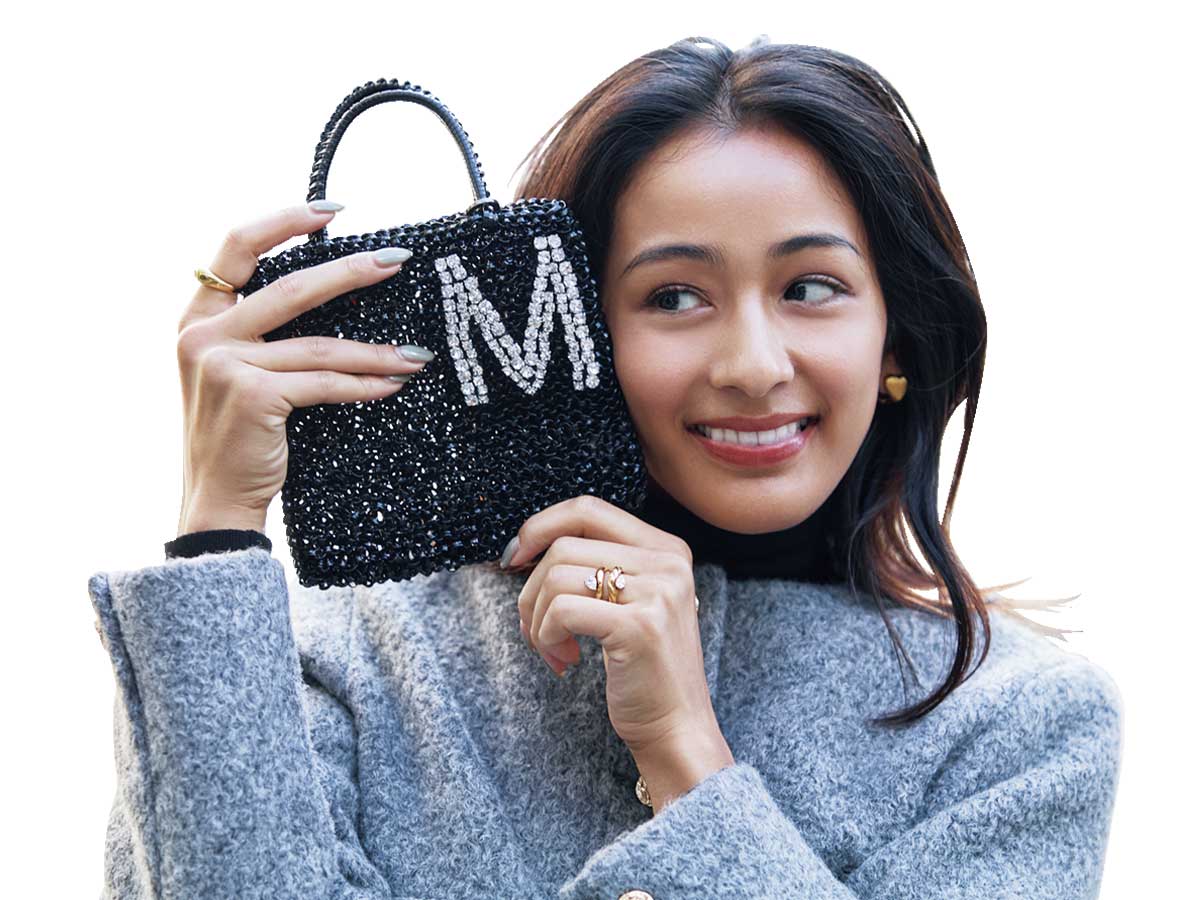 Mのイニシャルが入ったアンテプリマのキラキラバッグを持った木佐貫まやさん