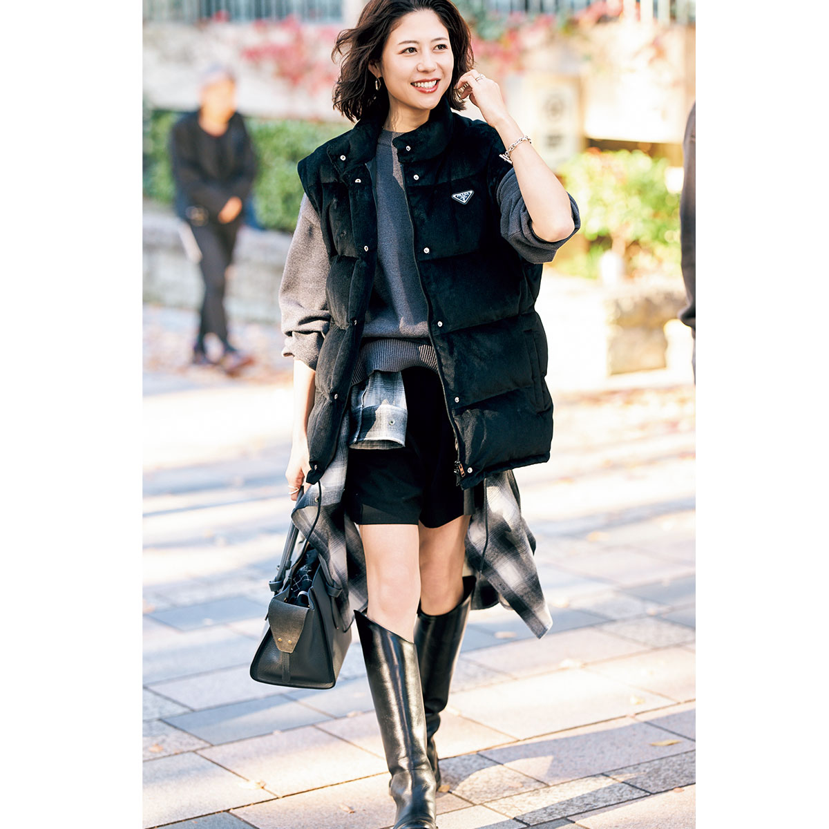 黒のロングブーツをチェックシャツと合わせてヘルシーにコーデ