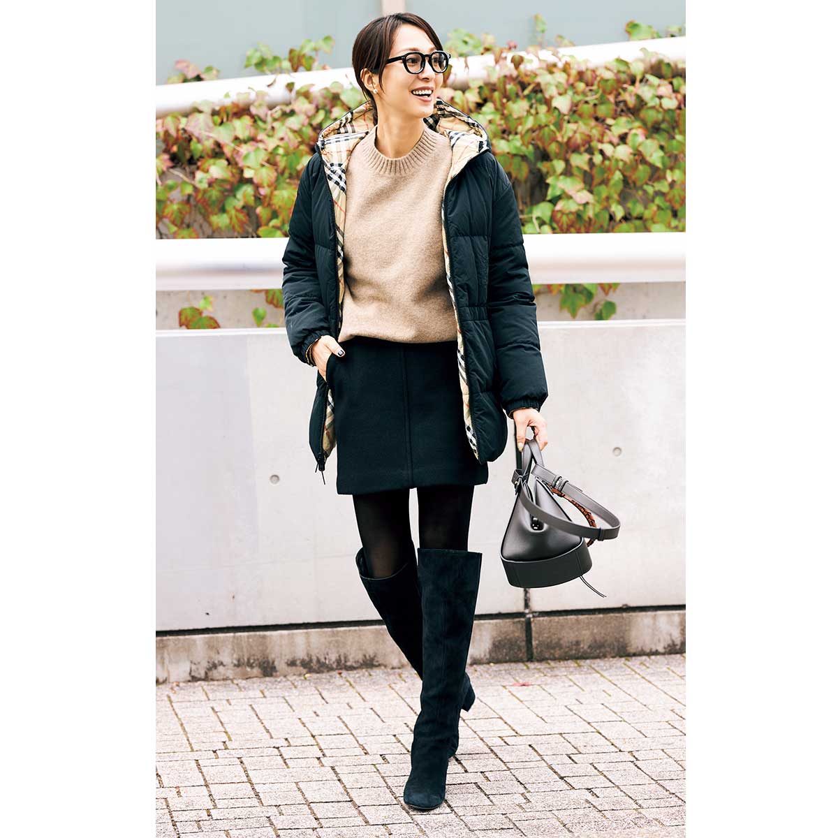 ミニスカに黒タイツとロングブーツを合わせてキレイめコーデが完成