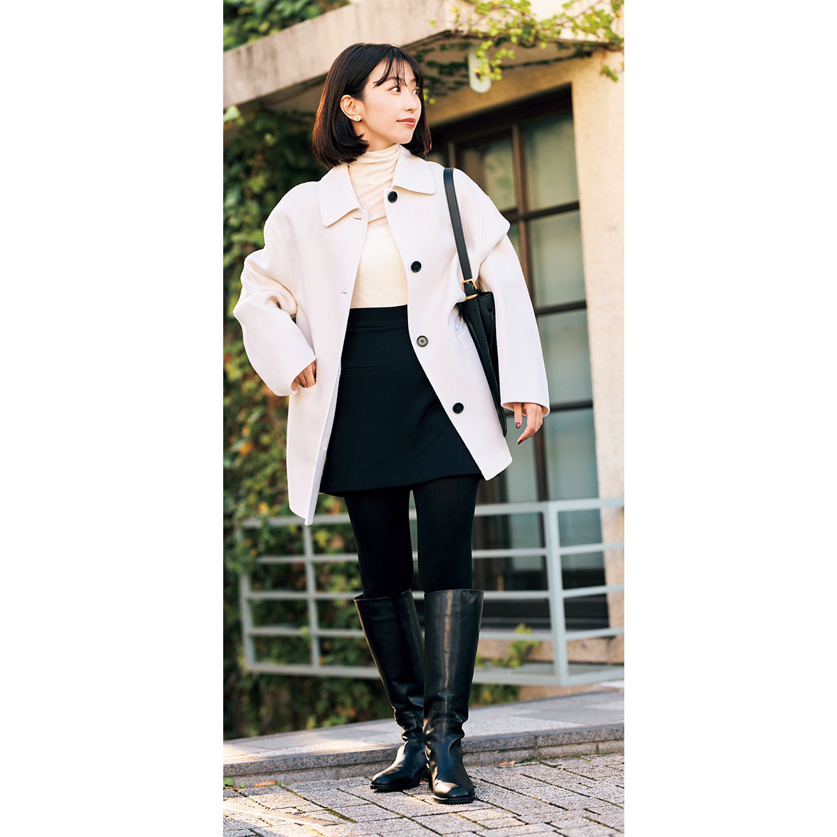 コートとトップスを白で統一してロングブーツコーデを軽やかに