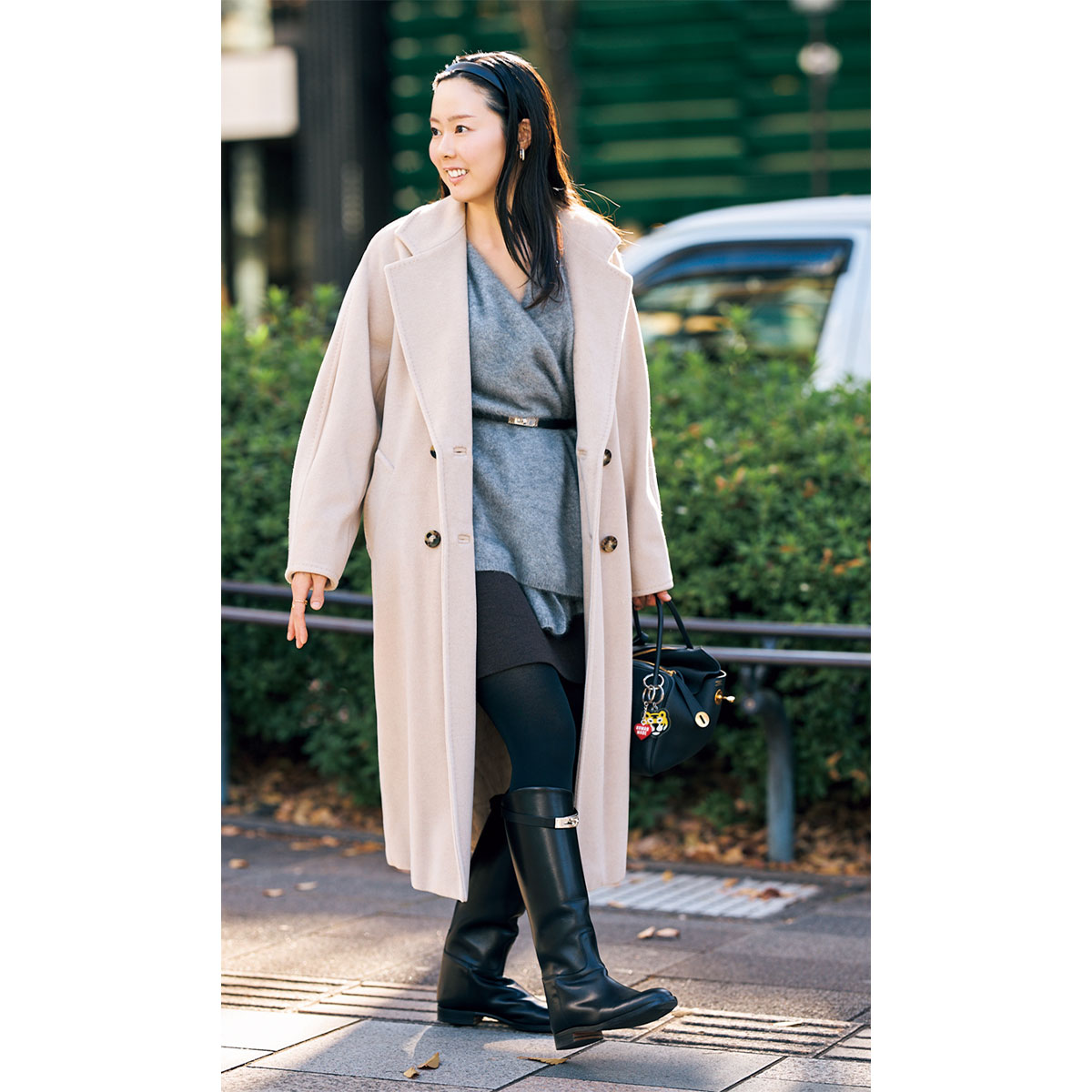 ロングコートを合わせてミニスカとロングブーツコーデのハードルをクリア