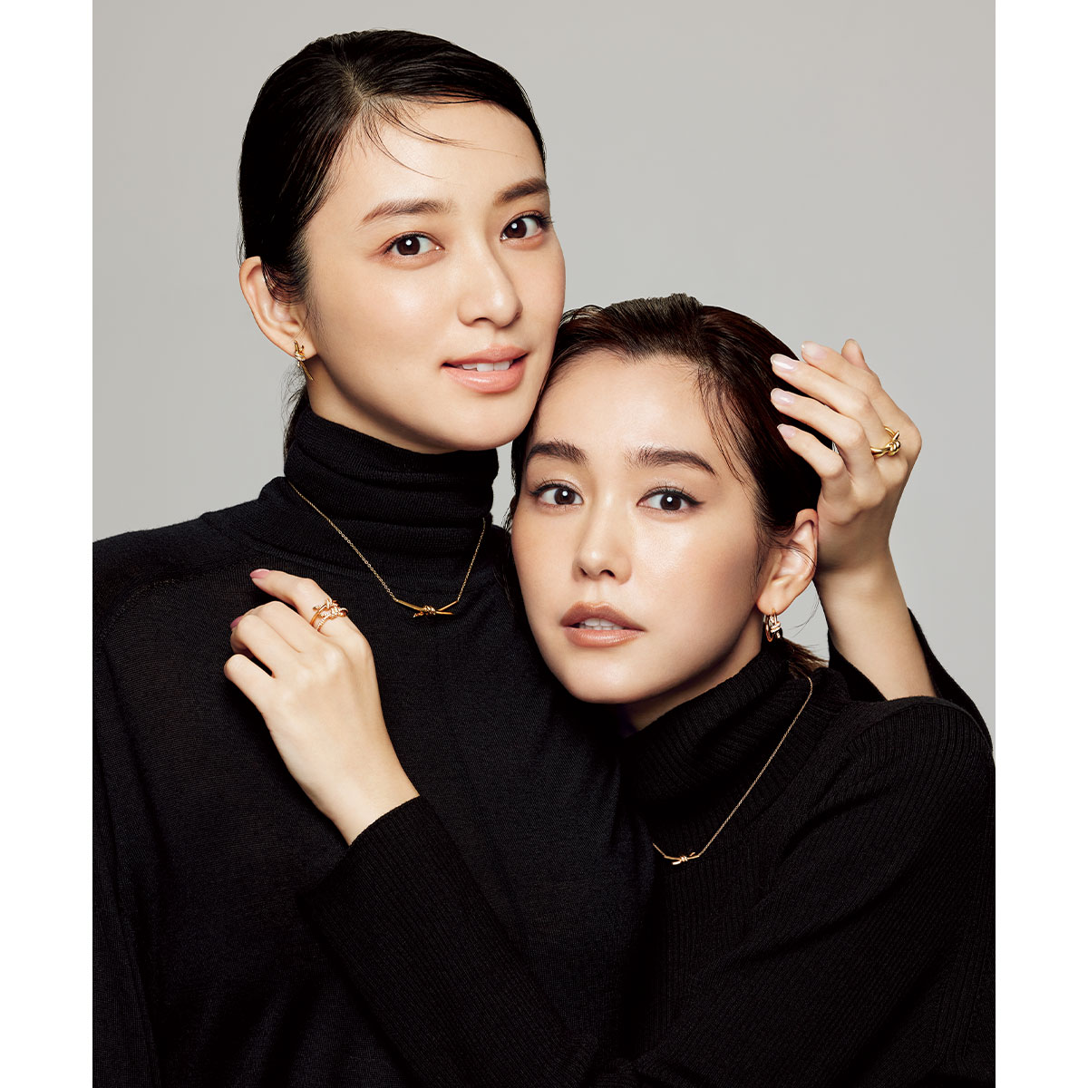 黒ニットにティファニー ノットのネックレスとピアスとリングをつけた桐谷美玲さんと武井咲さん