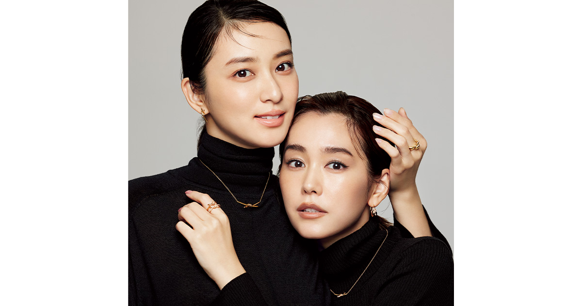 黒ニットにティファニー ノットのネックレスとピアスとリングをつけた桐谷美玲さんと武井咲さん
