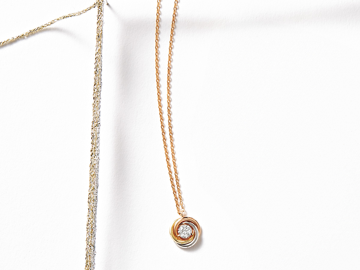 カルティエのトリニティのダイヤ入りネックレス