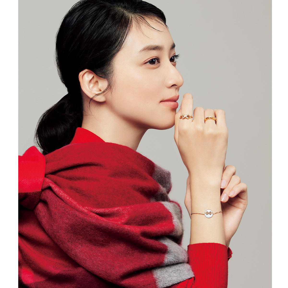 ショーメのリアンシリーズのリングとブレスレットを身につけた武井咲さん