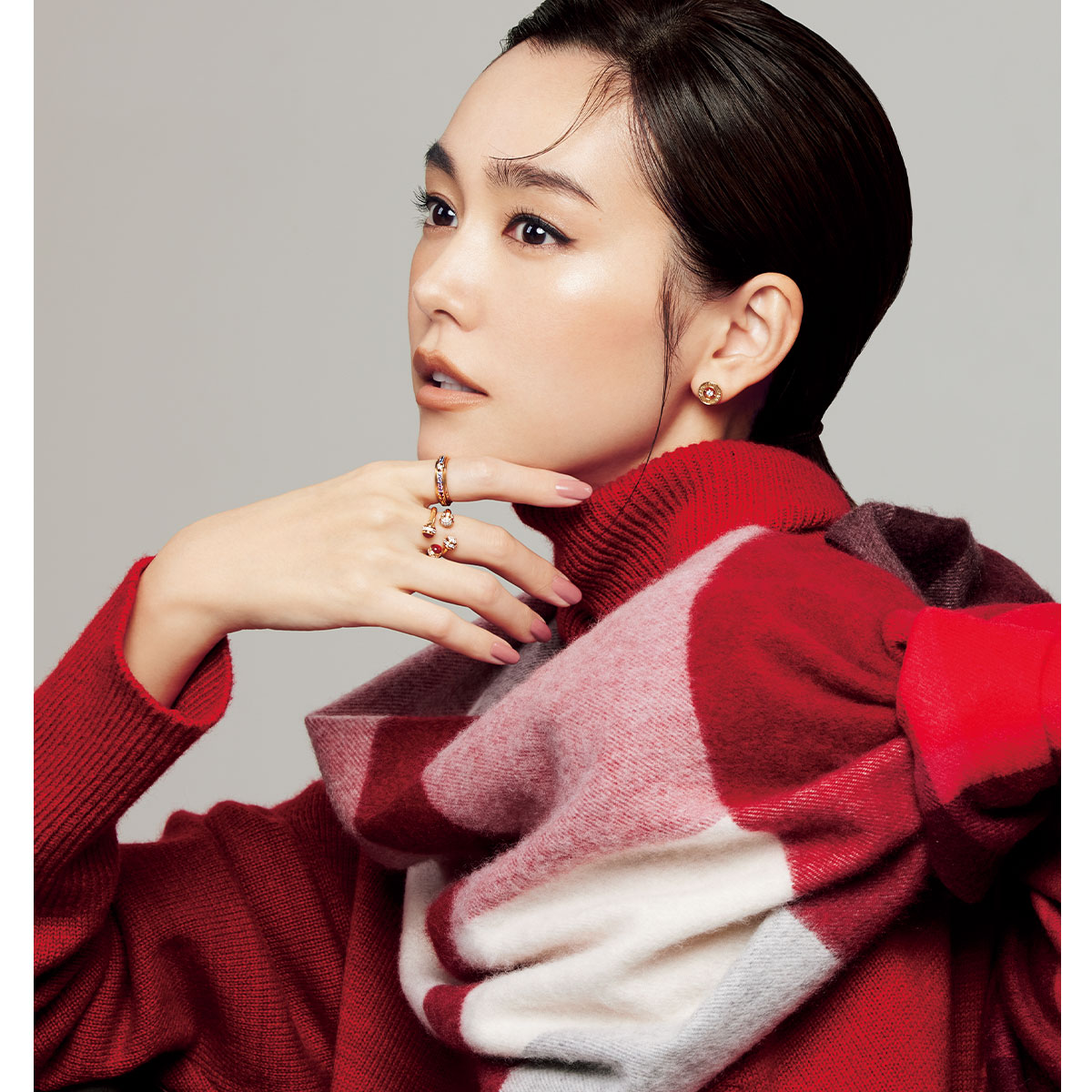 ピアジェのポセションシリーズのイヤリングとリングを身につけた桐谷美玲さん