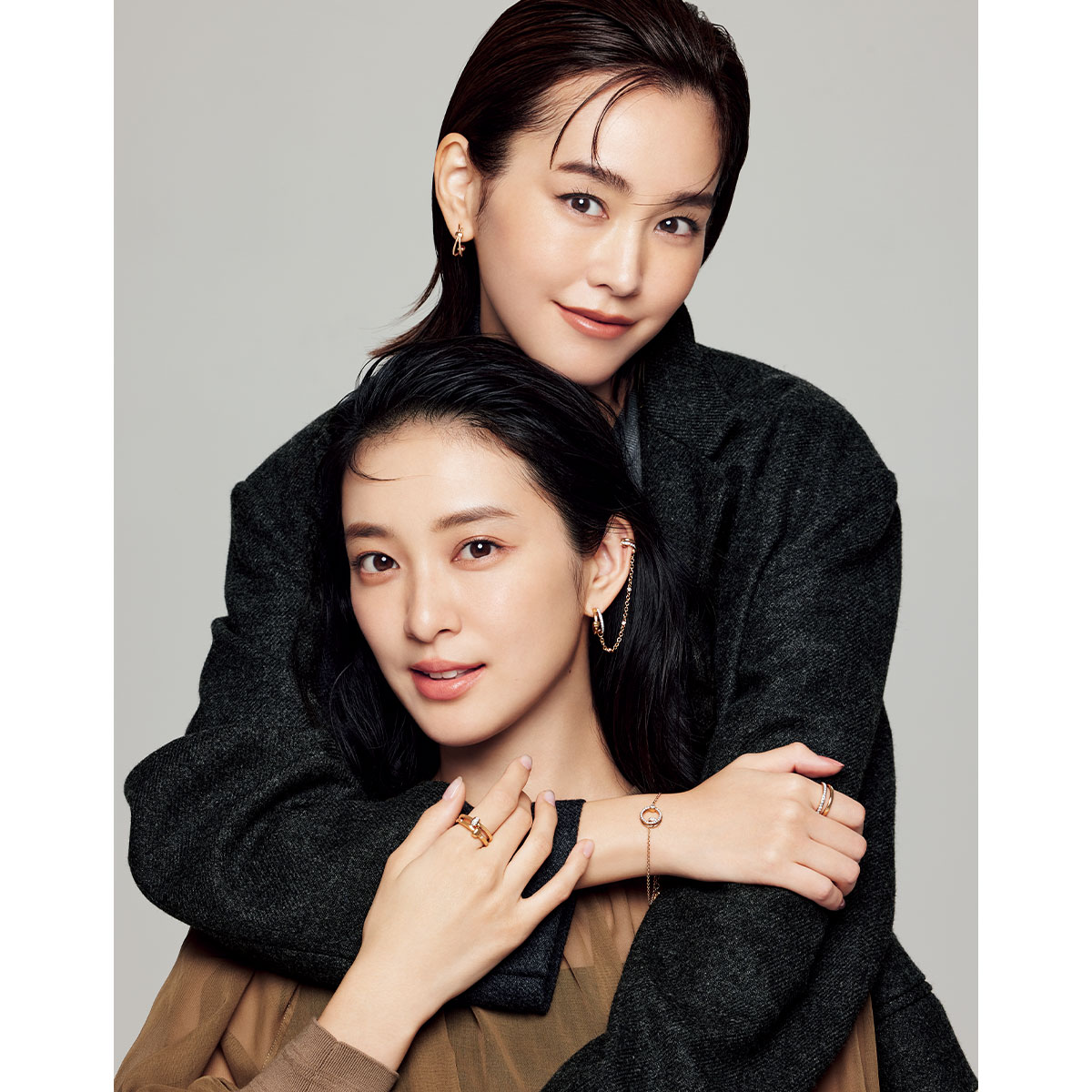 ポメラート トゥギャザーのピアスとリングとブレスレットを身につけた桐谷美玲さんとシングルピアスとリングを重ねづけした武井咲さん