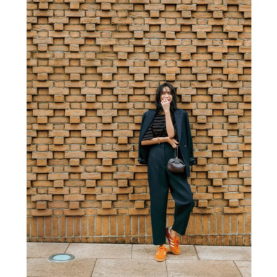 冬服のマンネリに【カラースニーカー】投入！スパイシーなオレンジで新鮮見え