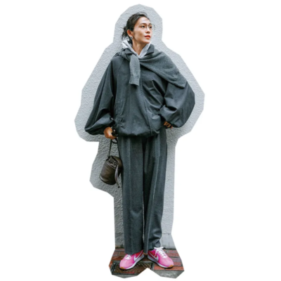 キレイめ服に【ピンクスニーカー】がヘルシー！グレーコーデと好相性