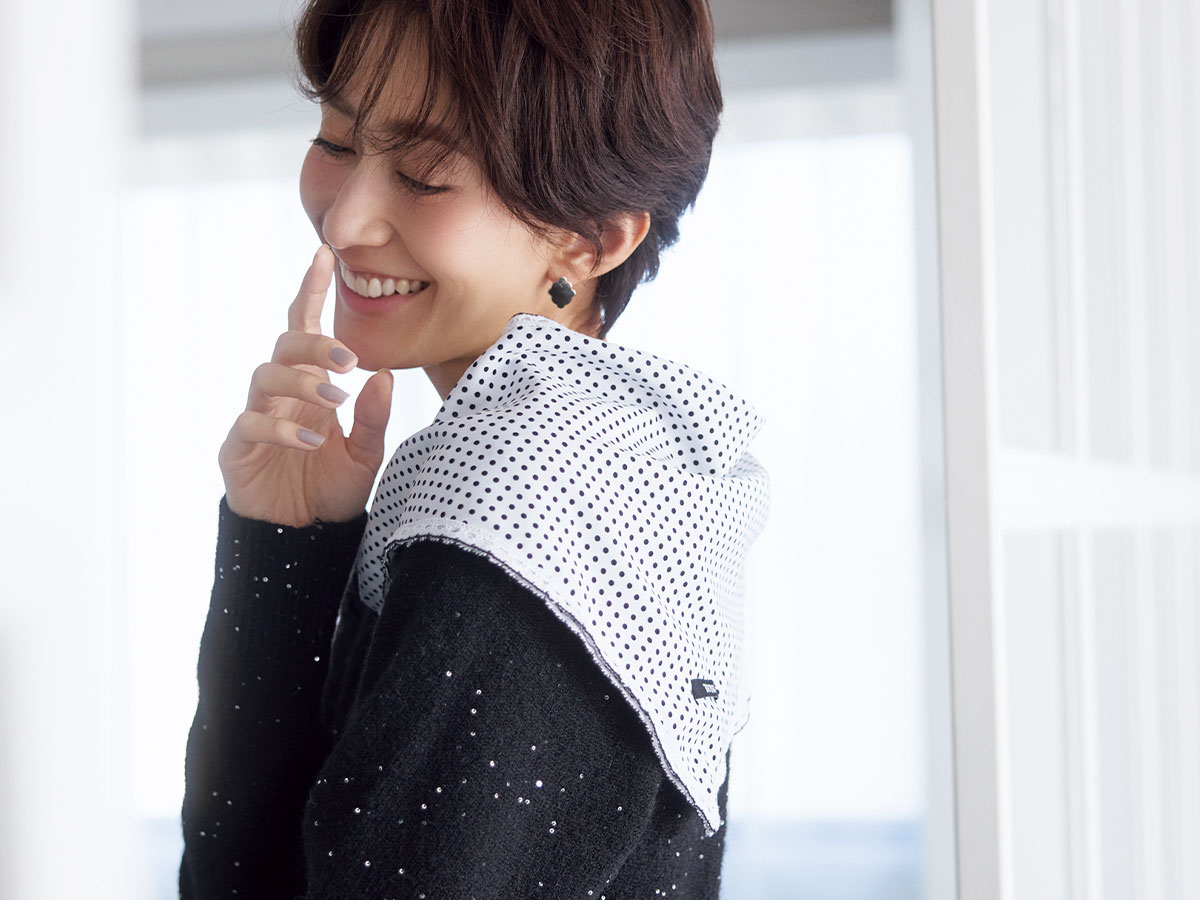 三角ドットスカーフをつけ襟のように着こなす神山まりあさん