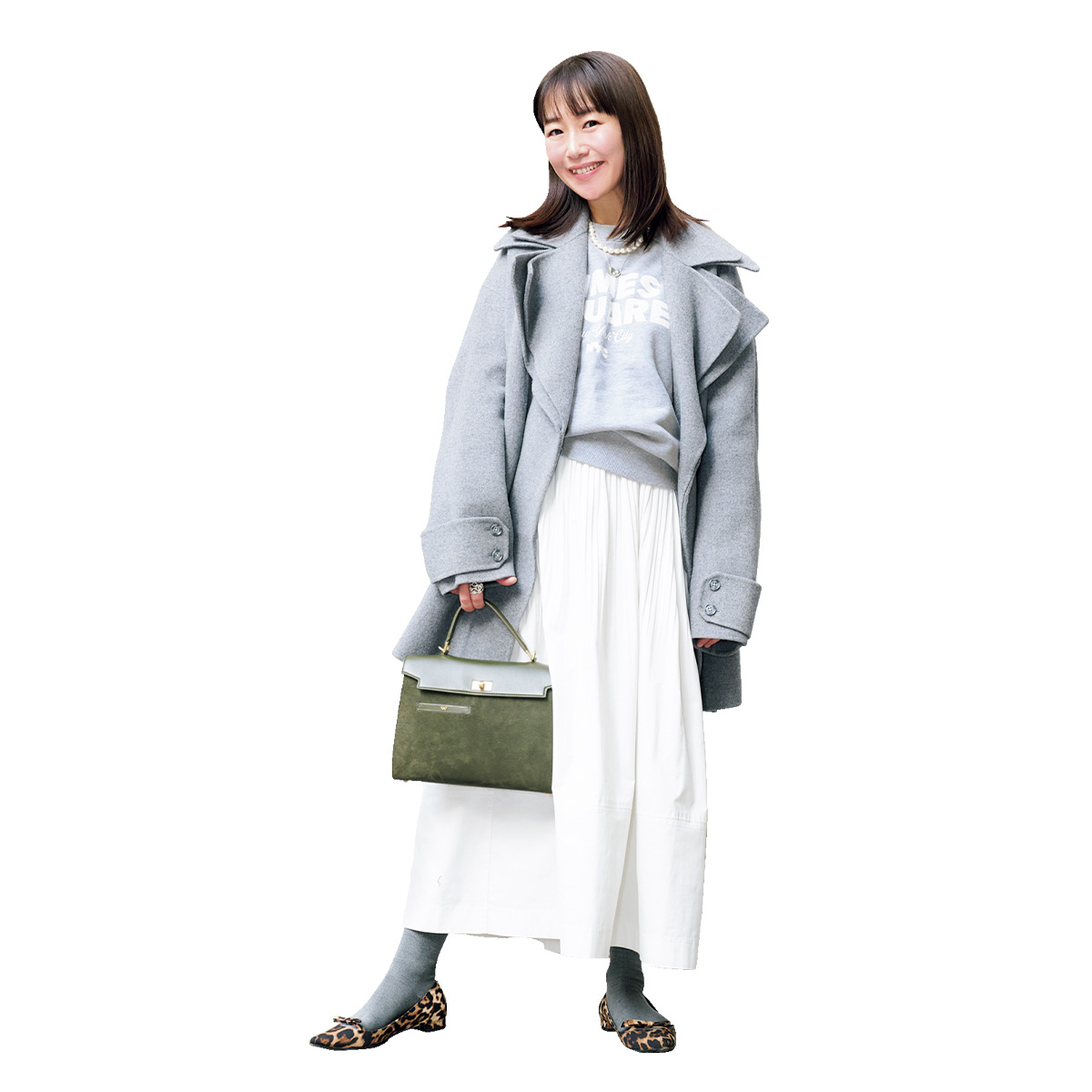 ロゴスウェットと白スカートコーデにグリーンのスウェードとレザーコンビのモティマーを持ったVERYライター