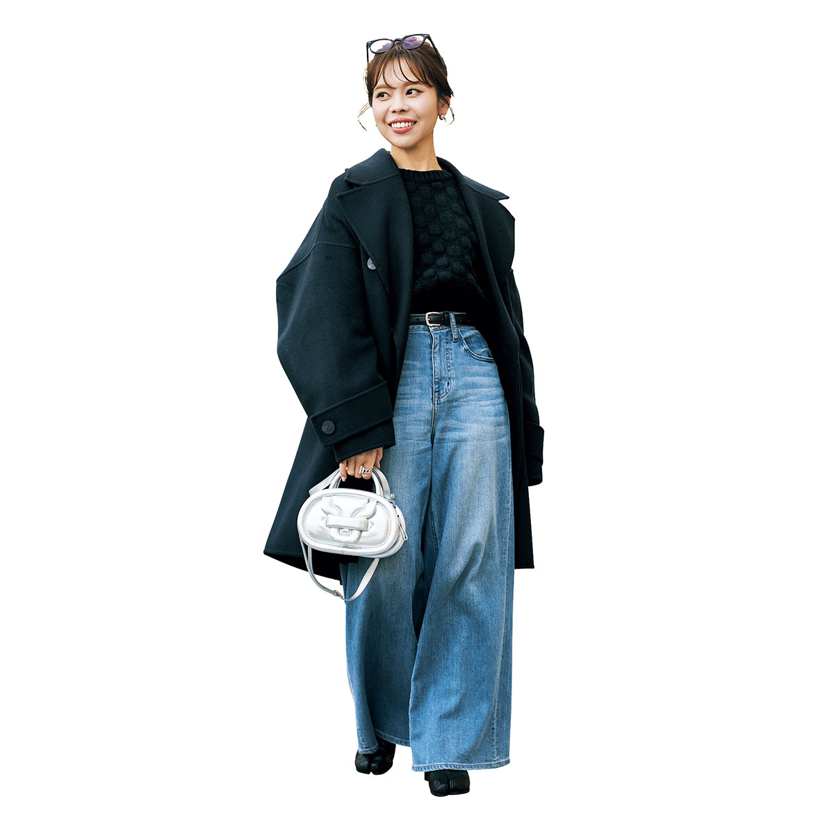 ブラックニットとデニムコーデにピエールアルディのシルバーミニバッグを持ったVERY読者