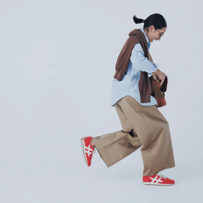 冬に履く【赤スニーカー】でコーデを更新！トラッドスタイルに好相性