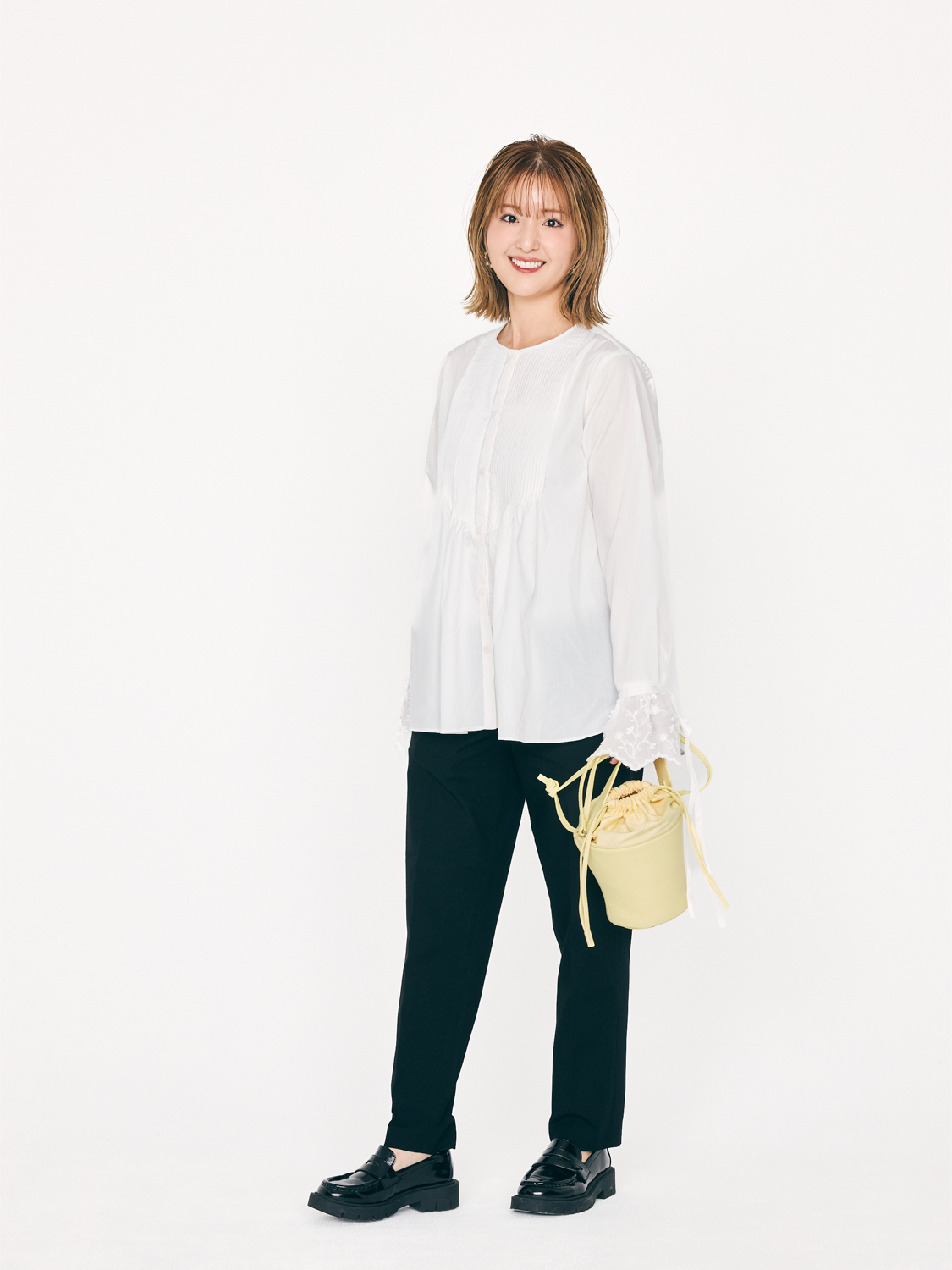 クラウドチームVERY藤原沙由里の白ブラウス×黒パンツコーデ