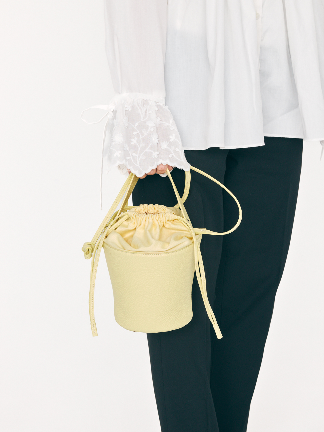 クラウドチームVERY藤原沙由里の白ブラウス×黒パンツコーデ