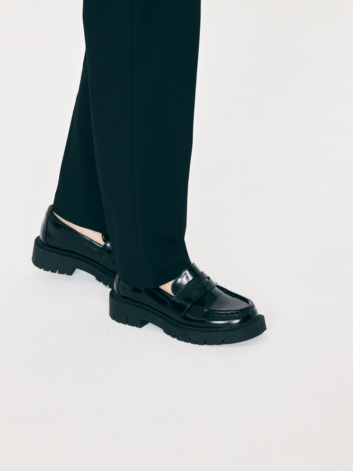 クラウドチームVERY藤原沙由里の白ブラウス×黒パンツコーデ