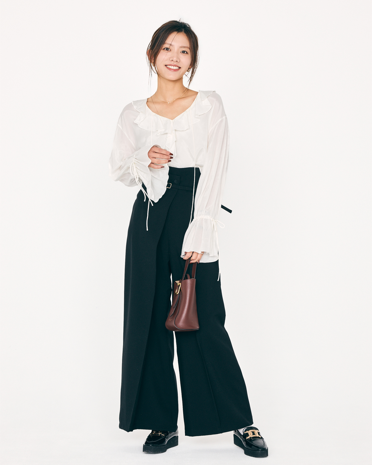 クラウドチームVERY阿部咲希の白ブラウス×黒パンツコーデ