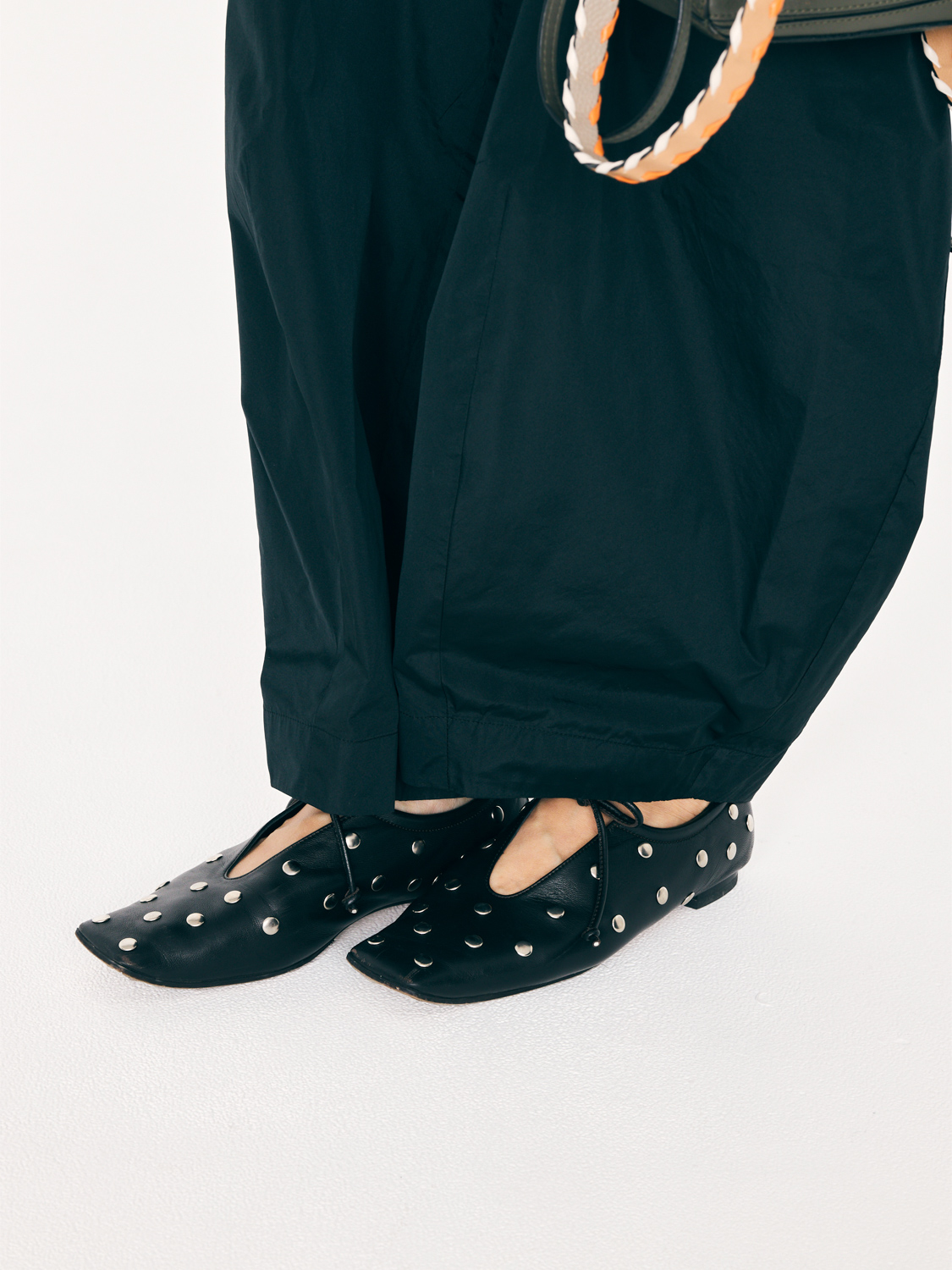 クラウドチームVERY明賀琴絵の白ブラウス×黒パンツコーデ