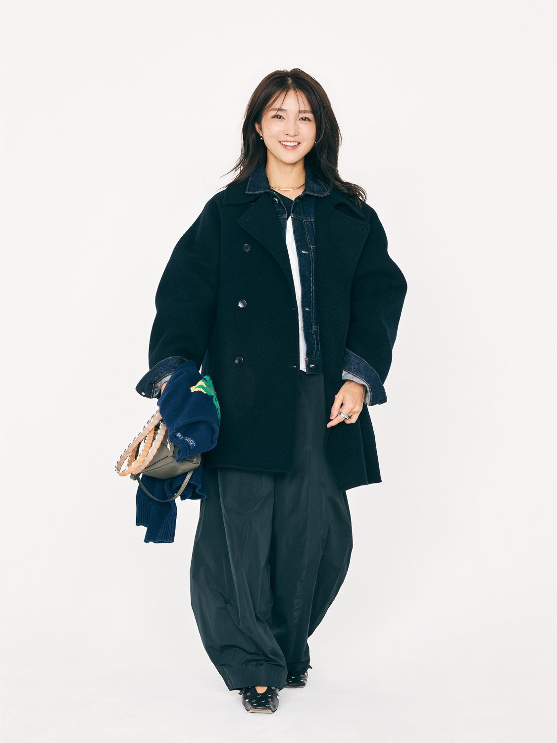 クラウドチームVERY明賀琴絵の白ブラウス×黒パンツコーデ