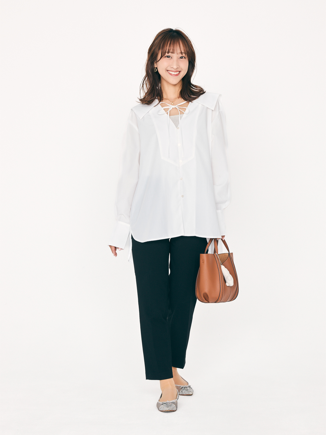 クラウドチームVERY堀莉奈の白ブラウス×黒パンツコーデ