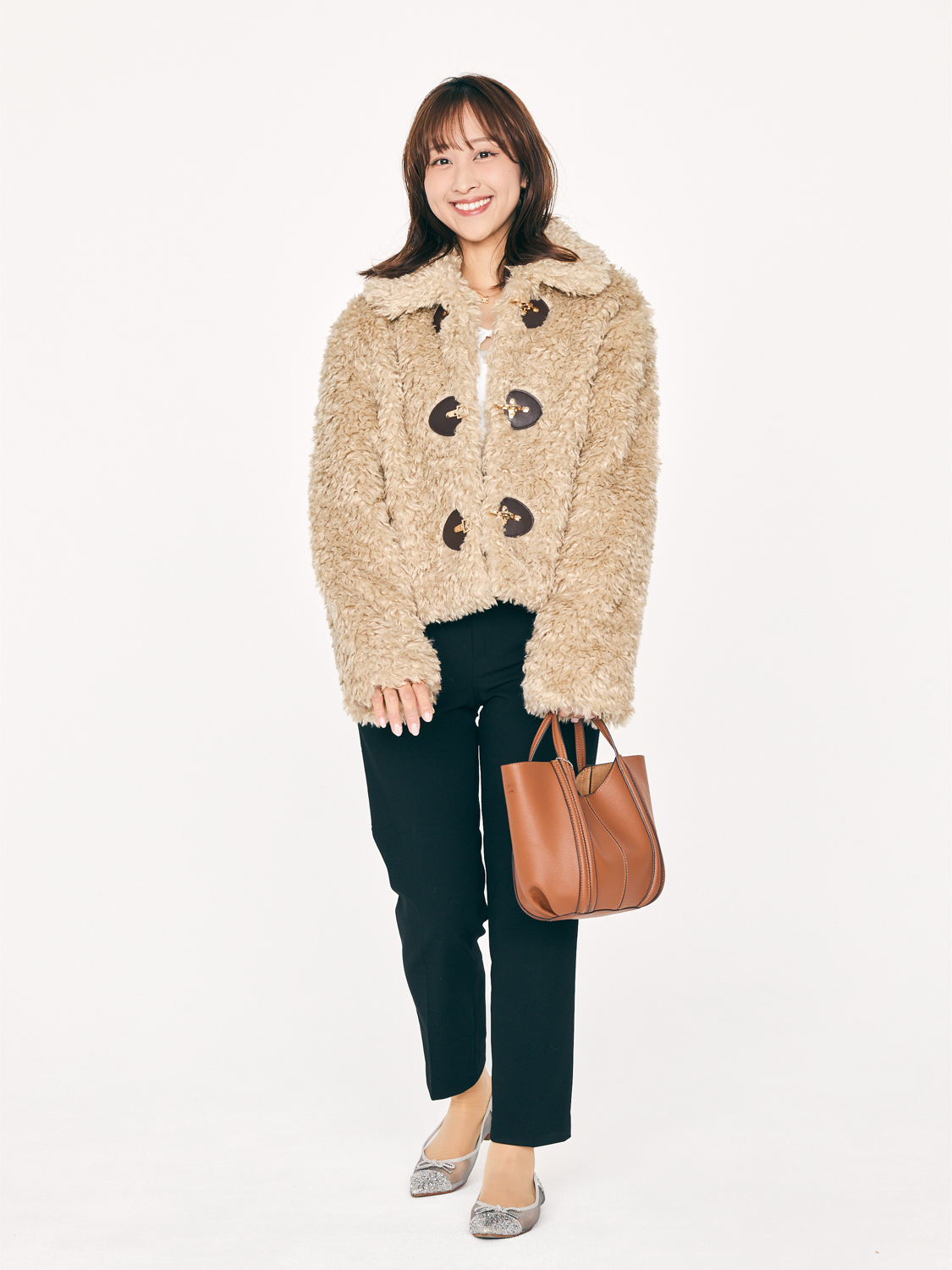 クラウドチームVERY堀莉奈の白ブラウス×黒パンツコーデ