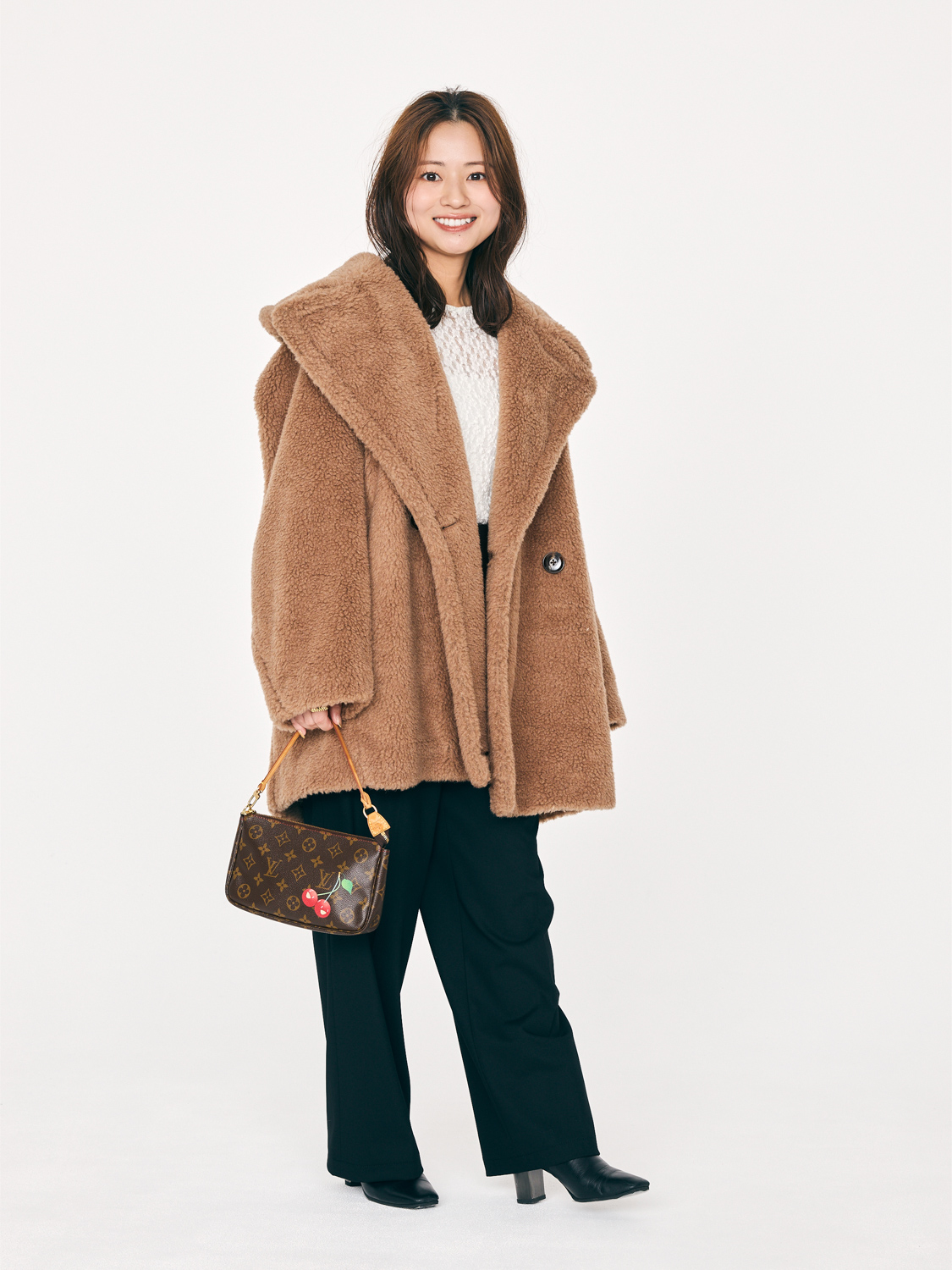 クラウドチームVERY小林千尋の白ブラウス×黒パンツコーデ