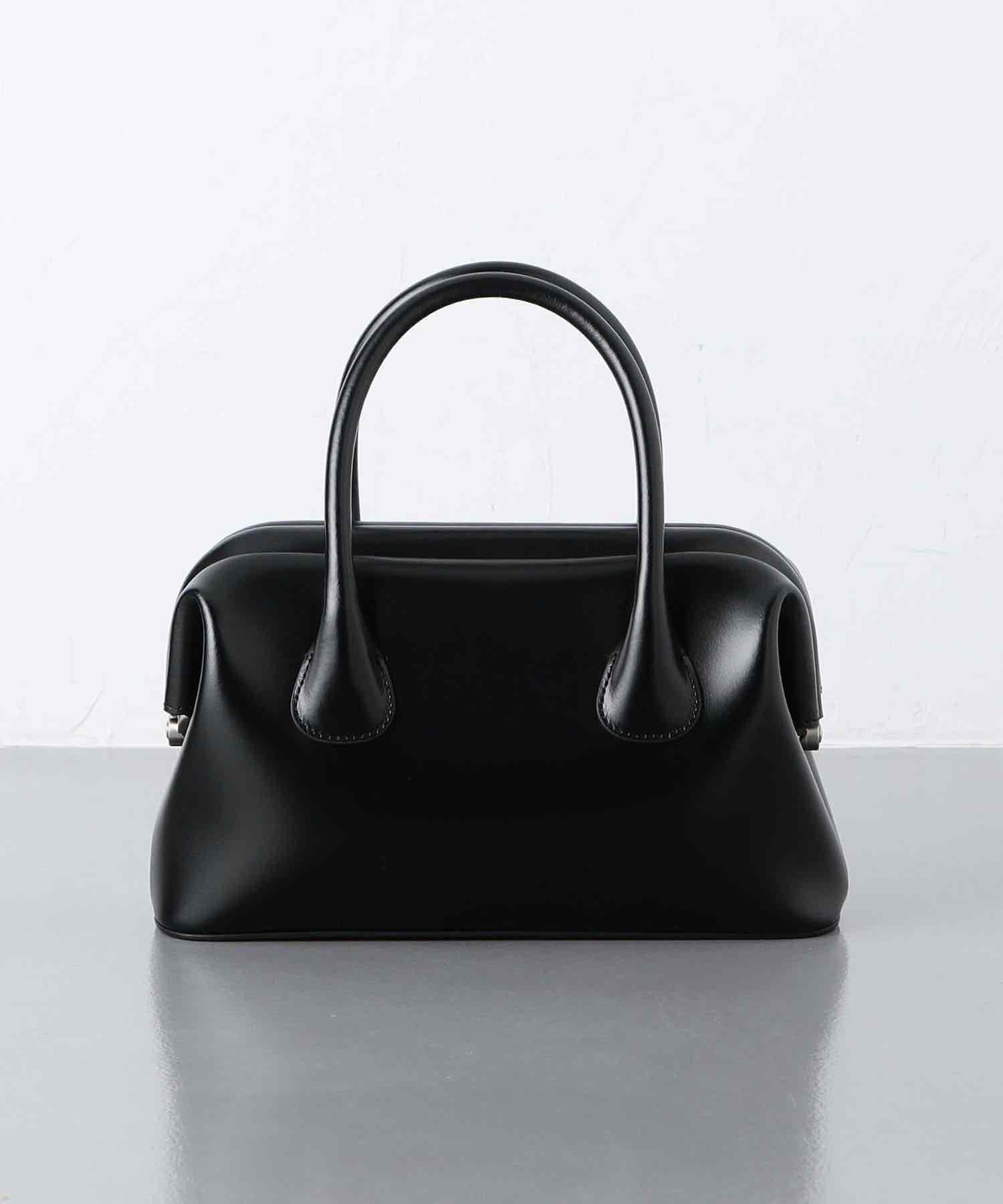 シンプルながらエッジの効いたフォルムが、卒入園コーデのほどよいアクセントになってくれるオソイのバッグ