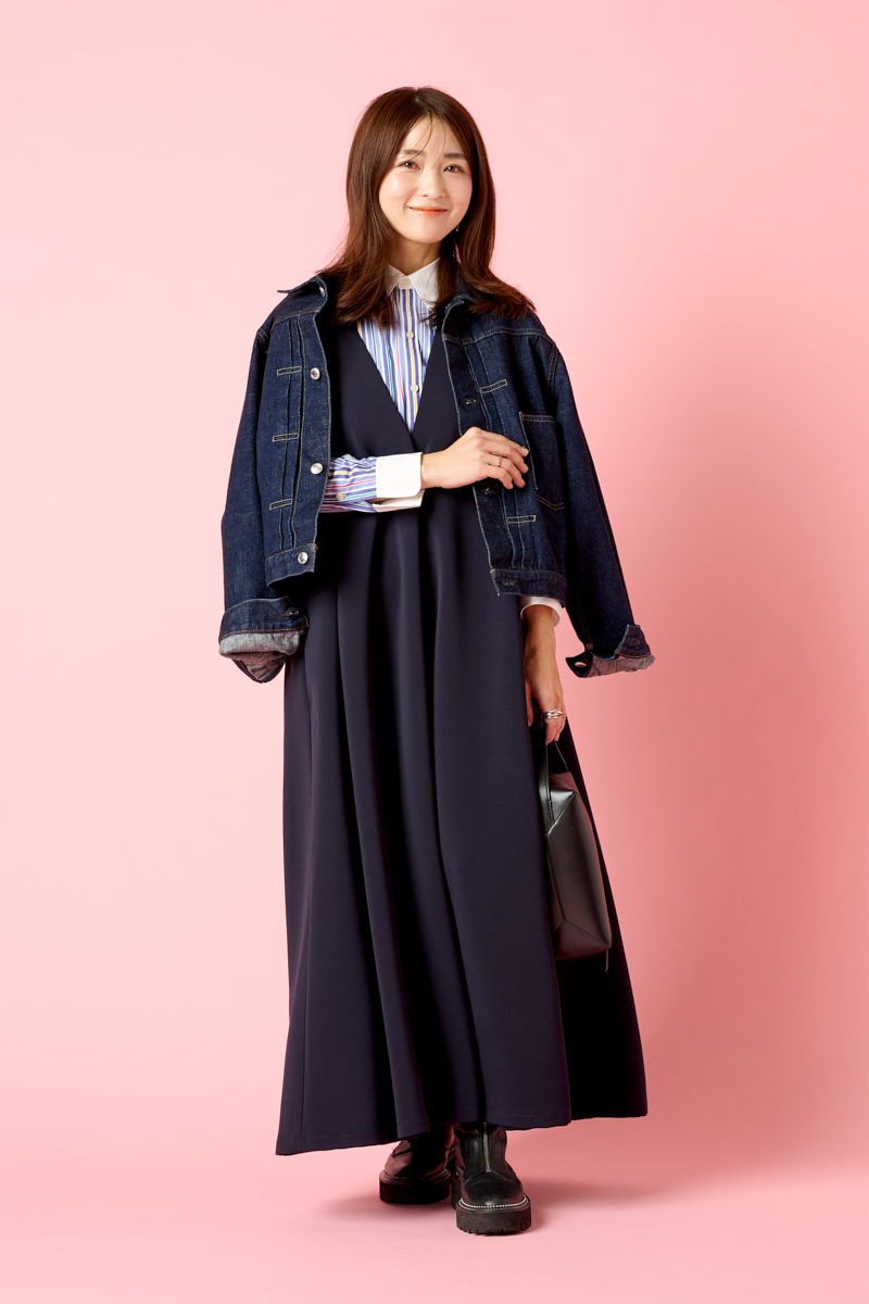 クラウドチームVERY明賀琴絵の[THREE SQUARE]Vネックフレアジャンパースカートコーデ