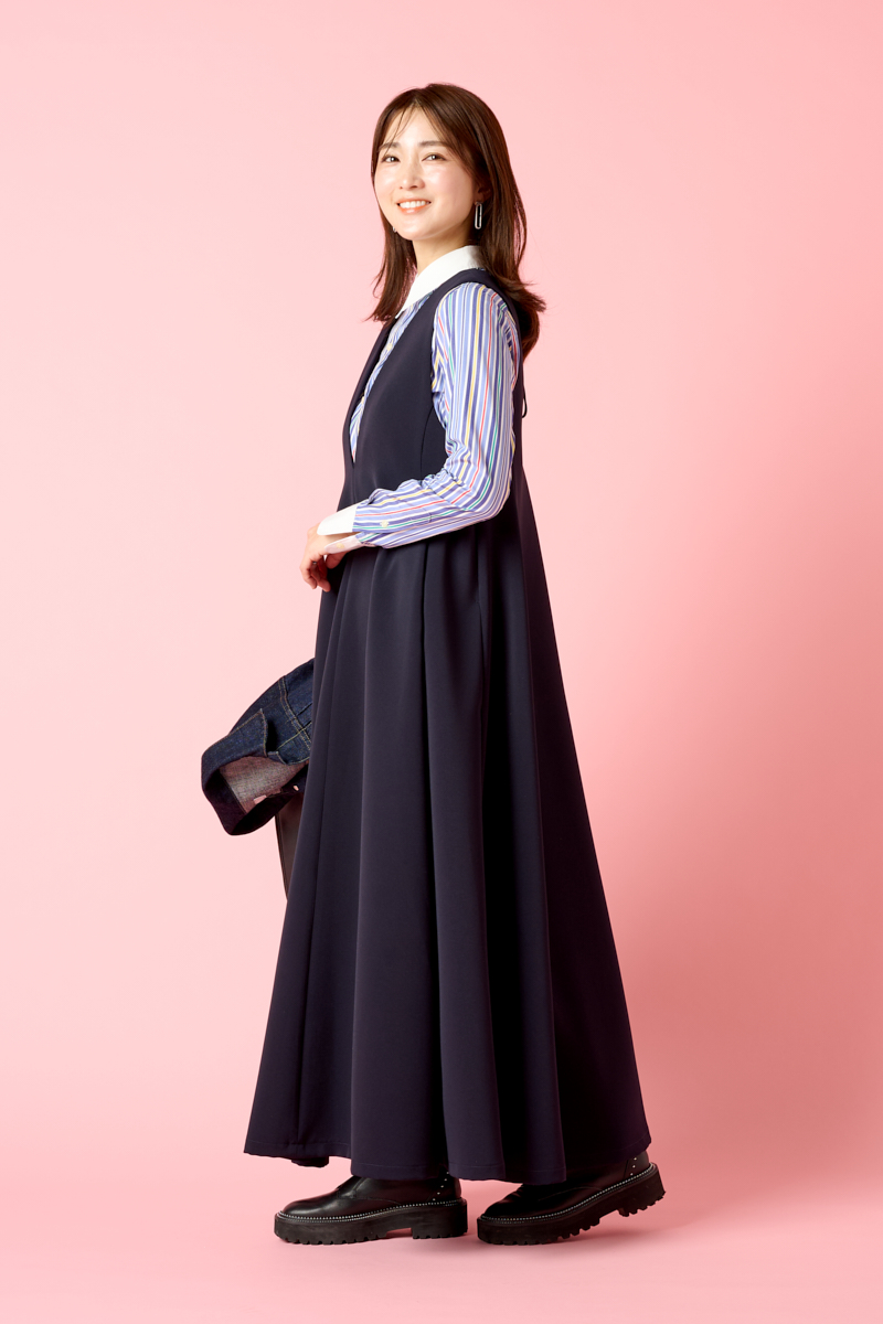 クラウドチームVERY明賀琴絵の[THREE SQUARE]Vネックフレアジャンパースカートコーデ