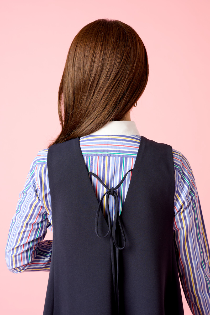 クラウドチームVERY明賀琴絵の[THREE SQUARE]Vネックフレアジャンパースカートコーデ