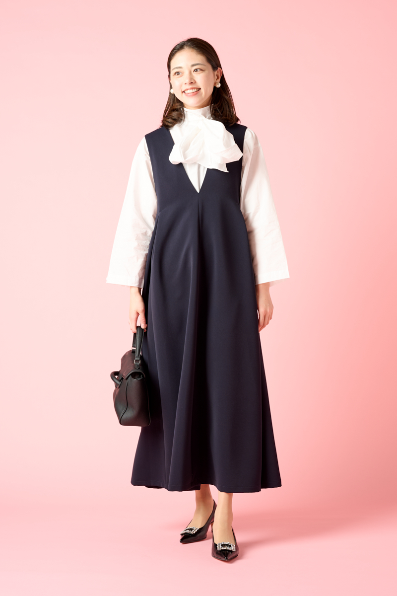 クラウドチームVERY加藤奈穂の[THREE SQUARE]Vネックフレアジャンパースカートコーデ