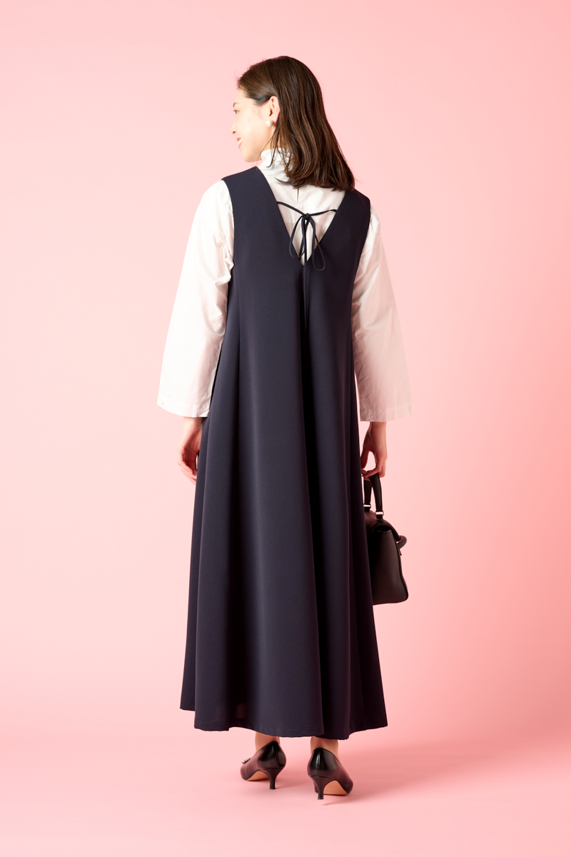 クラウドチームVERY加藤奈穂の[THREE SQUARE]Vネックフレアジャンパースカートコーデ