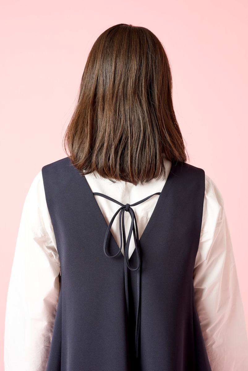 クラウドチームVERY加藤奈穂の[THREE SQUARE]Vネックフレアジャンパースカートコーデ