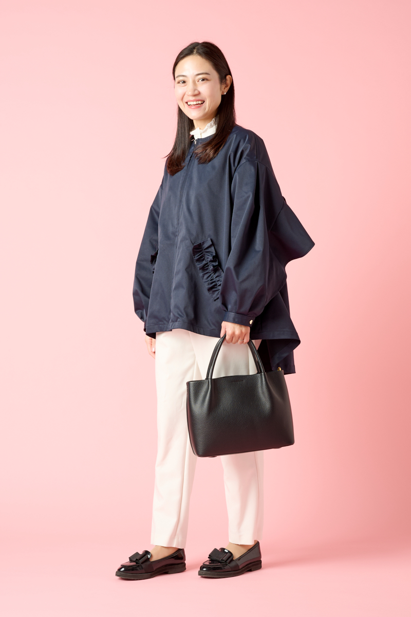 クラウドチームVERY酒井理央の[THREE SQUARE]バックフレアコートコーデ