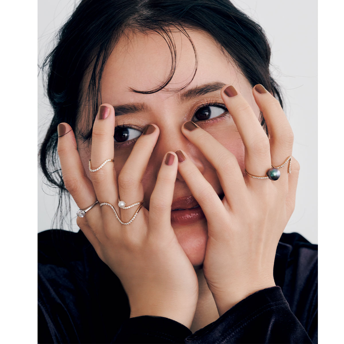 プライマルのダイヤリングを右手と左手に重ねづけした岸本セシルさん