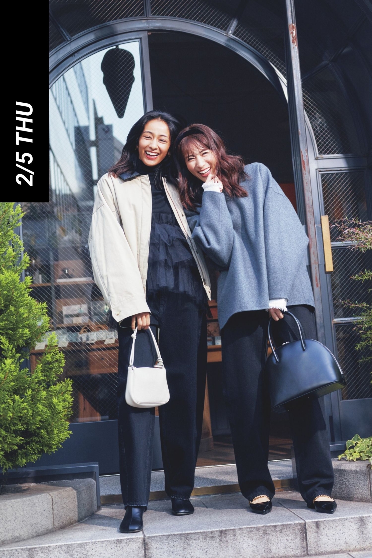 フリルトップスと黒のカーブデニムにブルゾンを羽織ったママと白ブラウスとグレーのプルオーバーに黒のカーブデニムを合わせたママ