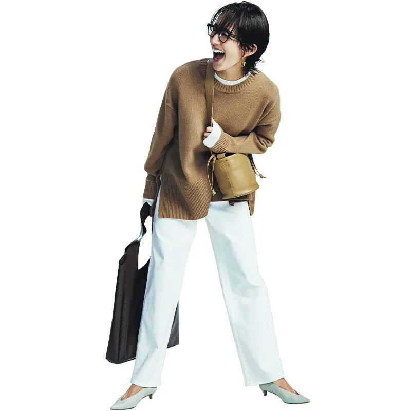 白デニムにヒール、白カットソーにベージュニット