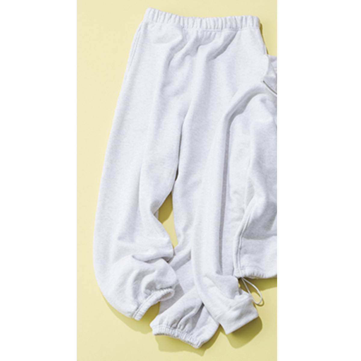 白っぽグレーのスウェットパンツ